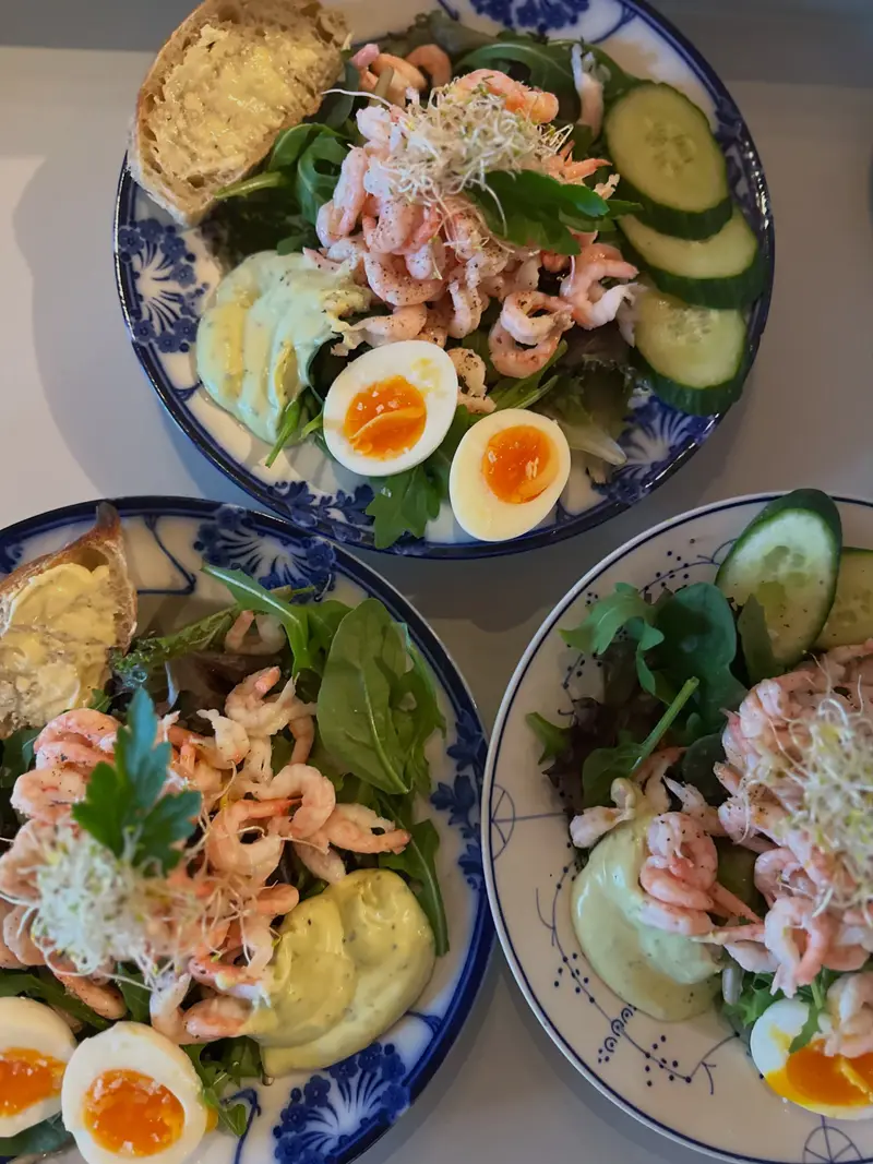 Räkmackor med ägg, gurka och sallad på blommiga fat